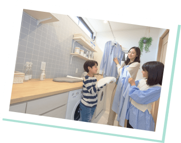洗面所で笑う母と子