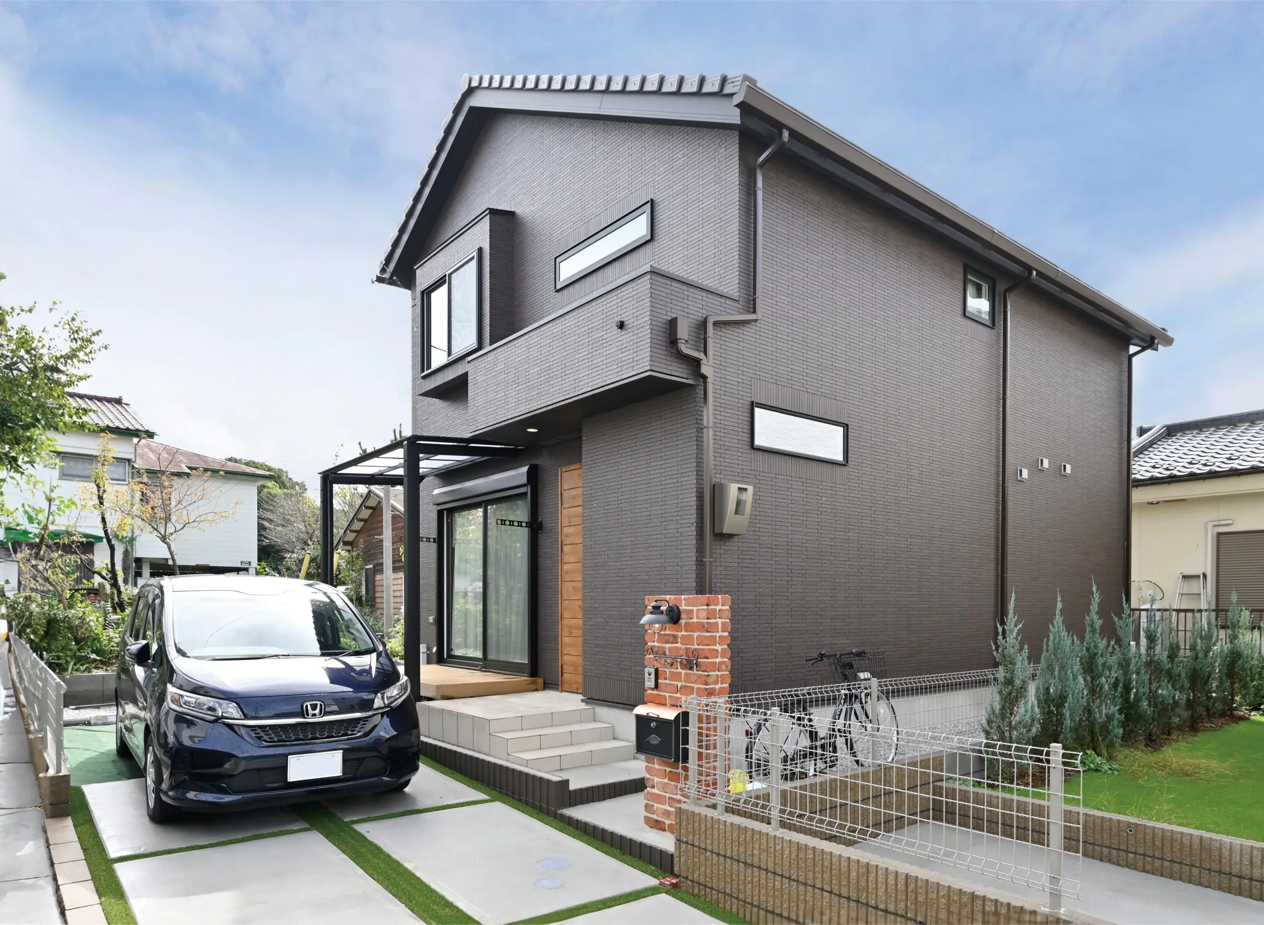 スタイリッシュなブラックの外観が印象的な一戸建ての事例