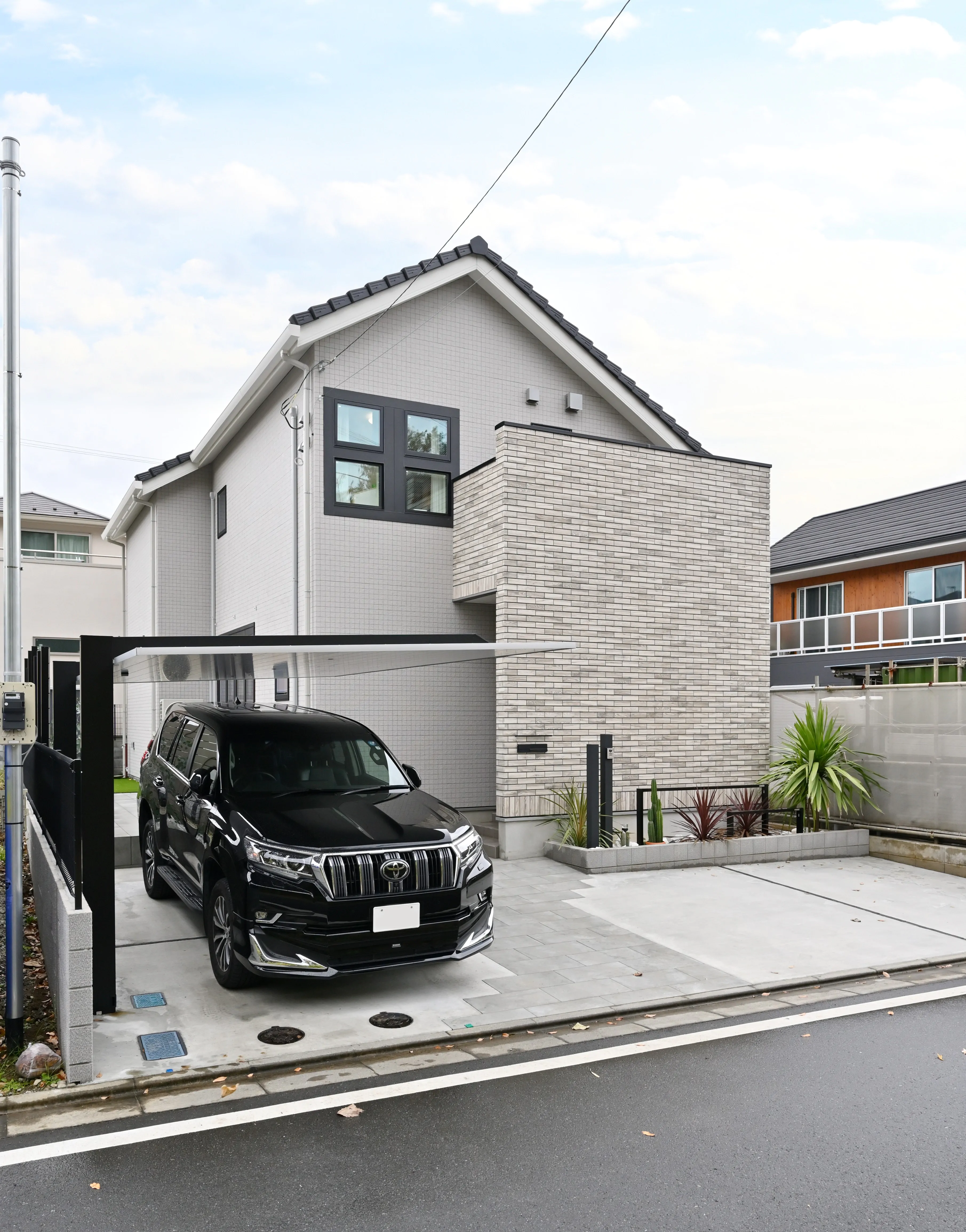 タイルの種類を変えて立体感あふれる外観を実現した実例