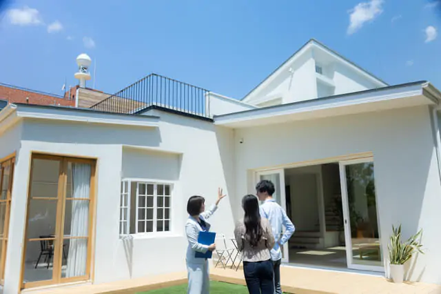 ショールームを見学する夫婦
