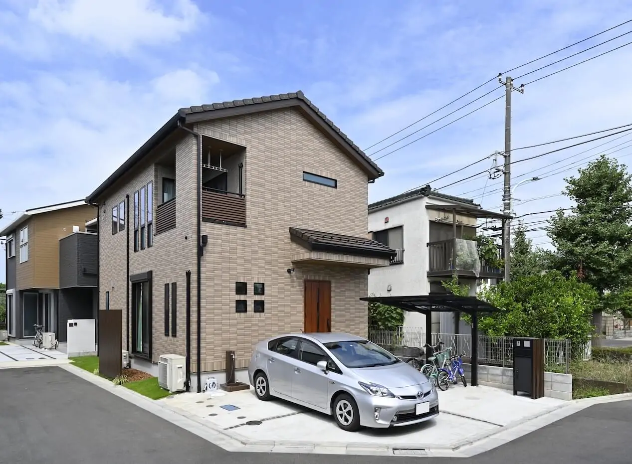 稲城市の住宅と車