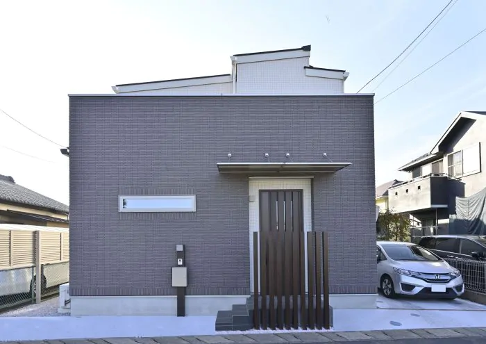 グレー系タイルの上品な外観が特徴的な家